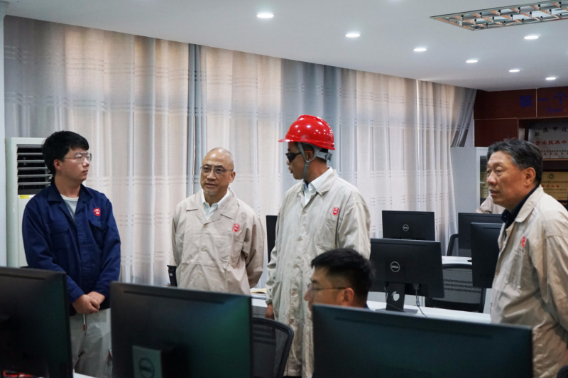 上海醫(yī)藥執(zhí)行董事、總裁左敏一行調(diào)研南通常佑藥業(yè)